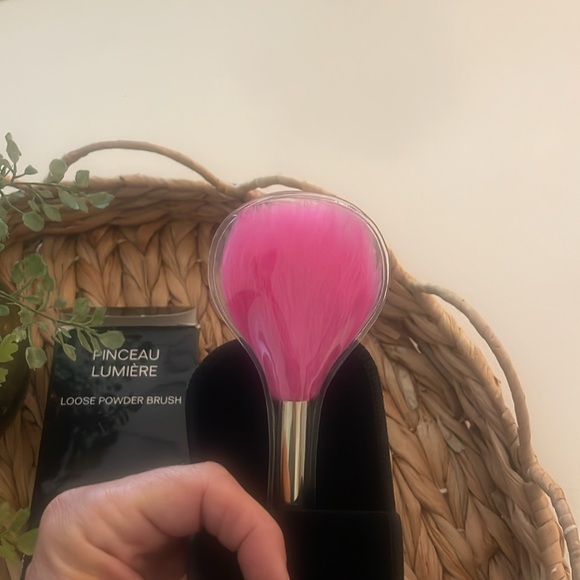 Chanel limited edition ostrich feather Pinceau Lumiere Loose Powder brush. NIB - Picture 8 of 12